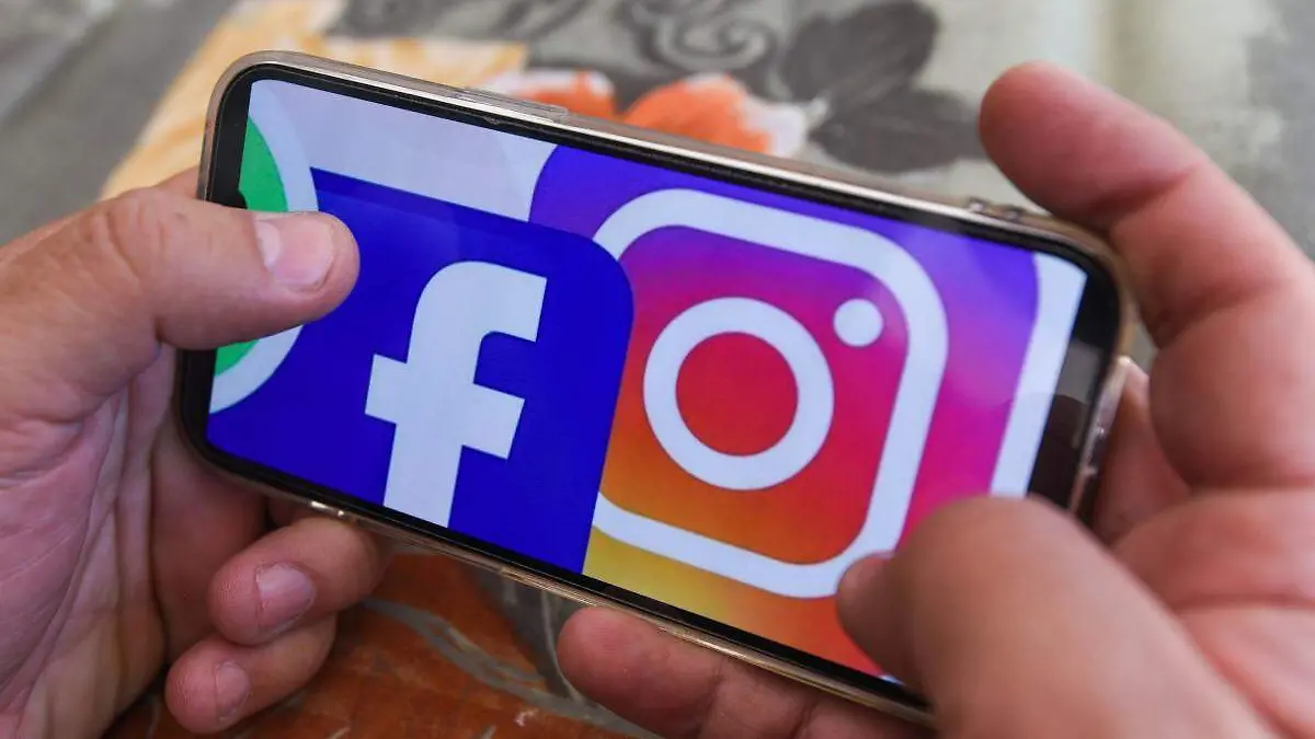 Móvil con redes sociales